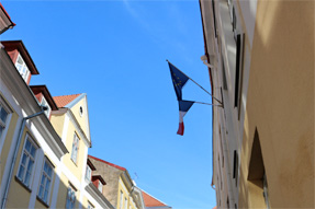 タリンの街角の国旗