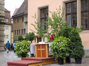 ローテンブルクの街角・昇天祭の祭壇
