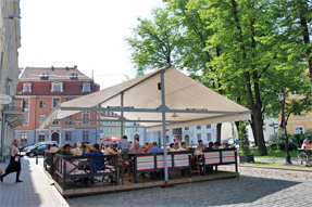 リガ旧市街のオープンカフェ