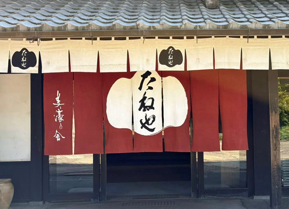 ˂