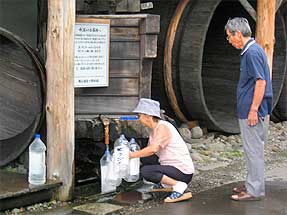男山酒造美瑛・・水をくむ人
