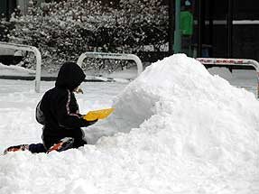 雪で遊ぶ子供