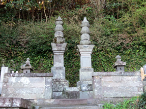 松山城主蒲生忠知の正室と息女の墓所