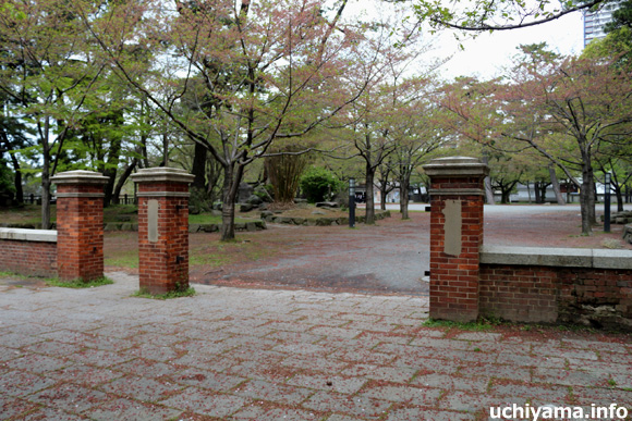 旧第十二師団司令部の正門・鉄門跡
