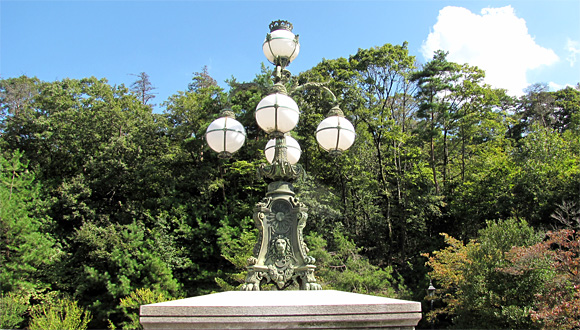 皇居正門石橋飾電燈