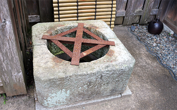 近藤源八宅跡長屋門・赤穂藩上水道の汲出井戸(汲出枡)