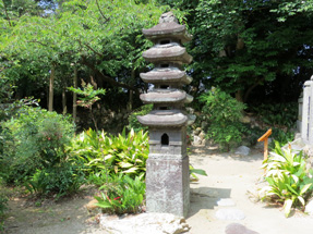 中村家住宅・石燈籠(五重塔)
