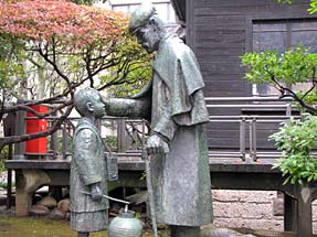 旧乃木邸・乃木大将と辻占売少年像