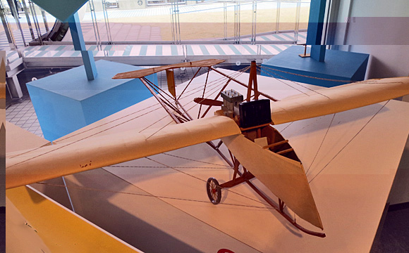 当時の飛行機（模型）