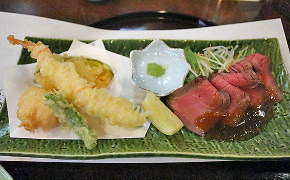 主菜：海老と鱧の天ぷらとローストビーフ