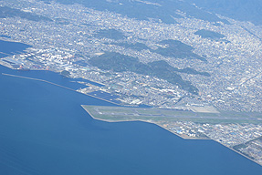 松山空港上空